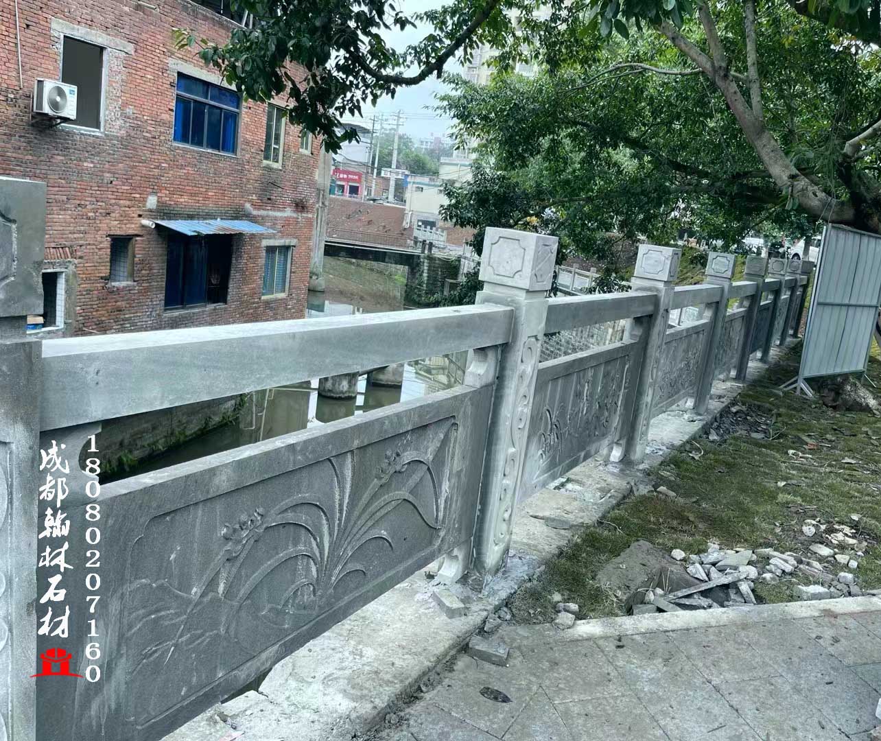 重庆荣昌区双河街道河提青石栏杆 