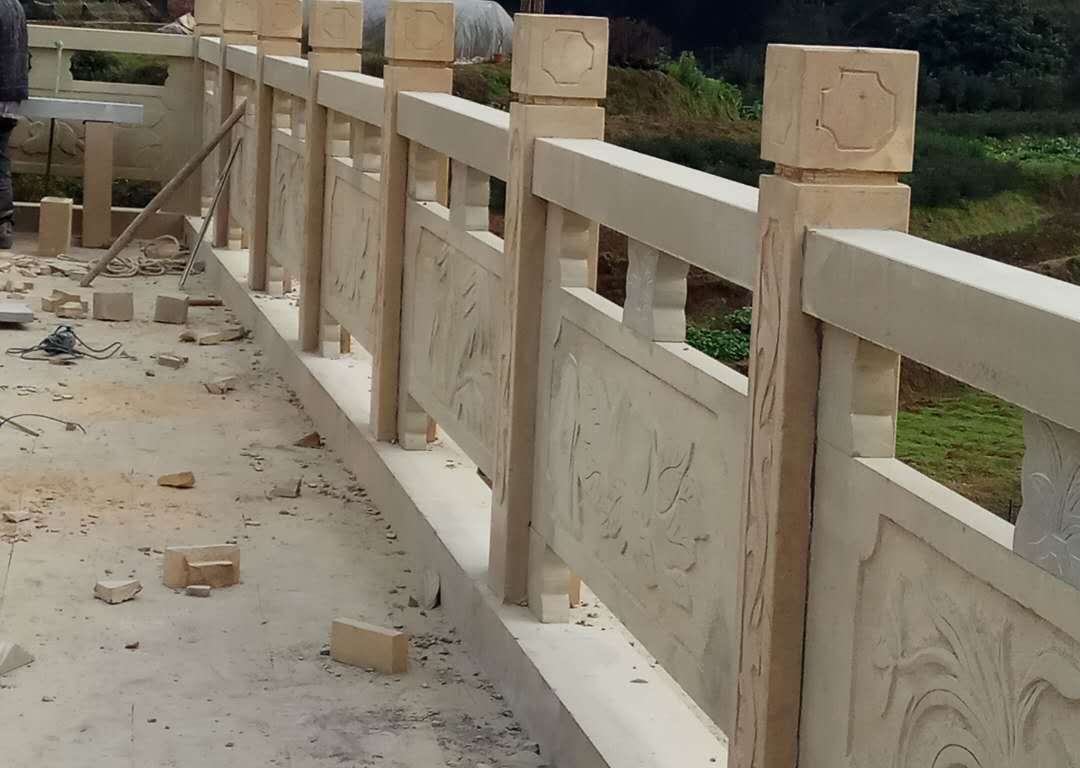 米黄砂岩石雕栏杆——成都翰林石材细节显实力 